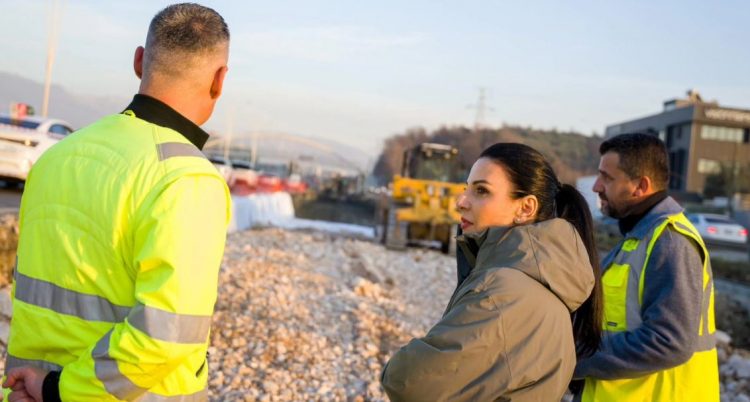 Balluku inspekton punimet në superstradën Tiranë-Durrës: Brenda katër muajve volumi i punimeve ka arritur në 25%