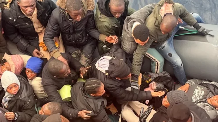 Foto/ Në det të hapur! Foshnja vjen në jetë në një gomone emigrantësh 