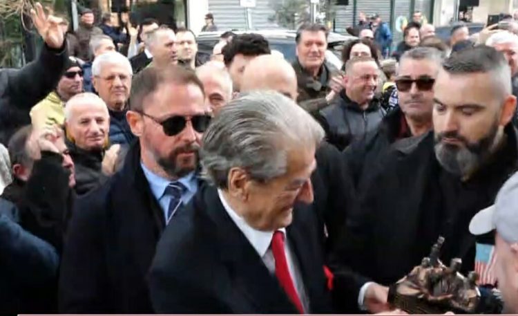 Berisha mbërrin në SPAK, PD në protestë