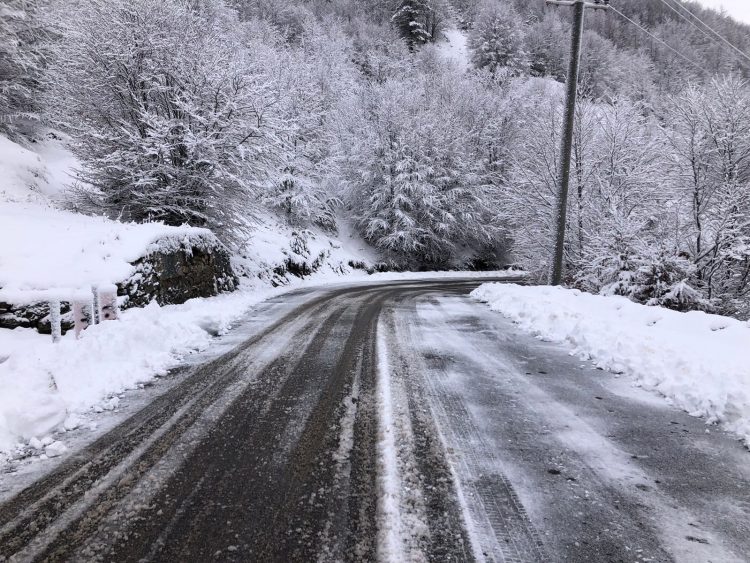 ‘Manteli’ i dëborës mbulon vendin/ Qarku i Shkodrës në terr, të bllokuara Dardha e Voskopoja