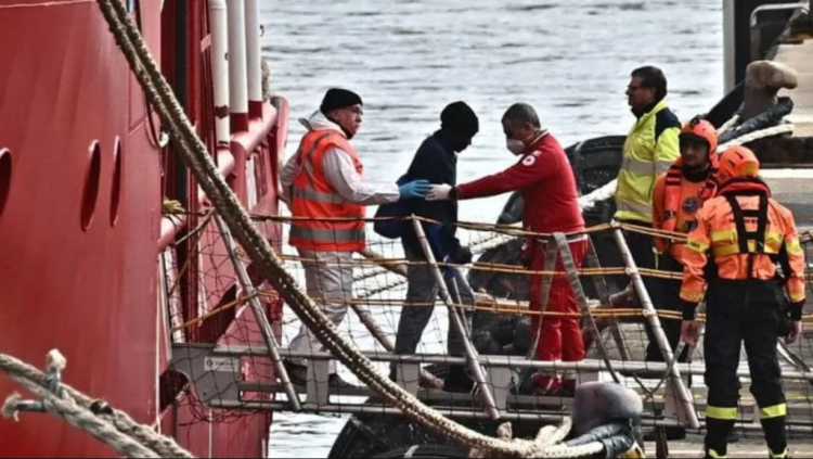 Marrëveshja me Italinë, anija italiane niset drejt Shëngjinit me 49 emigrantë në bord