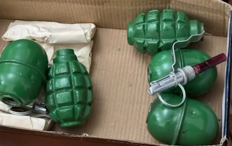 Mbante granata dhe armë në banesë, arrestohet gruaja dhe shpallet në kërkim bashkëshorti i saj 