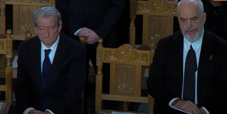 Ceremonia për Kryepeshkopin “bashkon” Ramën e Berishën
