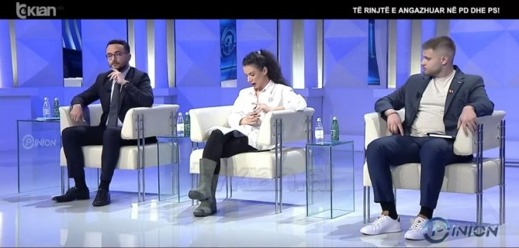 Me çizme në studion e “Opinion” në shenjë simbolike, e reja nga Durrësi për përmbytjet: Po bëhet kasaphane…