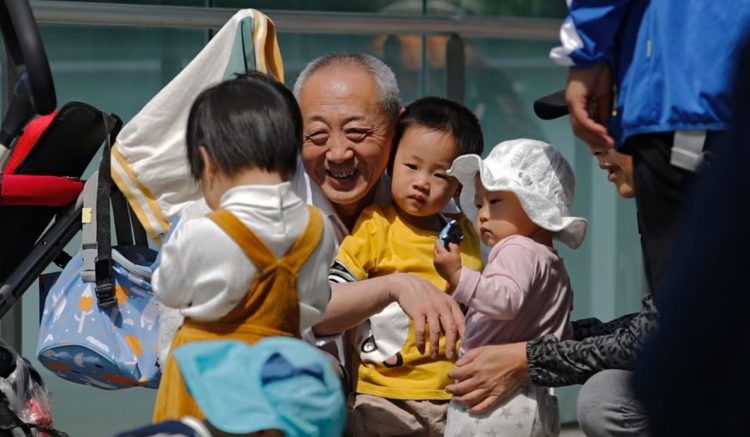 Popullsia e Kinës shënon rënie për të tretin vit radhazi