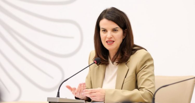 Situata e gripit në vend, ministrja Koçiu mbledh strukturat: Vaksinimi, mënyra më efikase