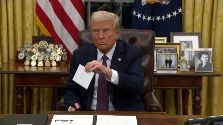 Video/“Unë ia lashë atij në tavolinë”, Trump gjen në sirtar letrën që i ka lënë Biden: Mund të mos e kisha parë asnjëherë 