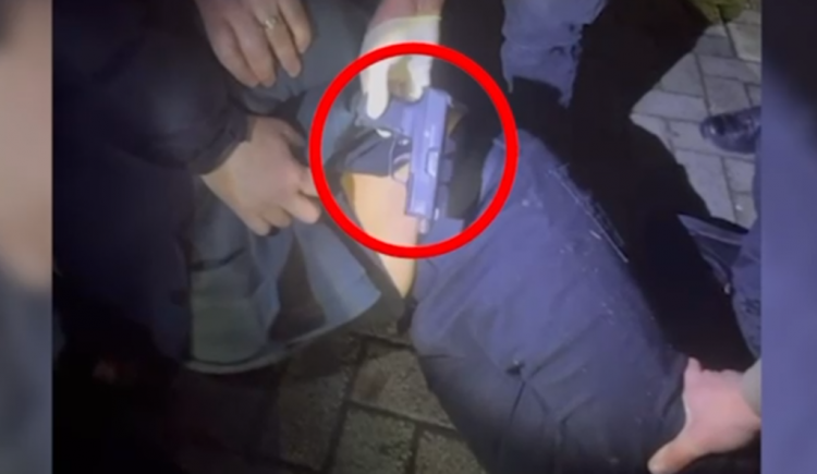 Me pistoletë në brez nëpër Tiranë, pranga 34-vjeçarit