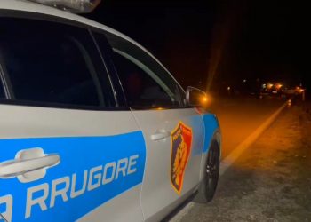 Aksident me vdekje në Berat! Automjeti përplas nënën së bashku me fëmijën e saj, vdes 30-vjeçarja