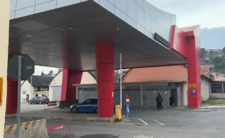 Ishte parashikuar të mbërrinte të hënën, anija me emigrantë nga Italia shtyn ankorimin për shkak të një defekti 