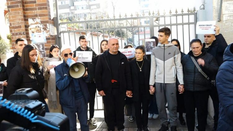 Dy muaj nga vrasja e Martin Canit, familjarët dhe qytetarët protestojnë sërish para shkollës “Fan Noli” 