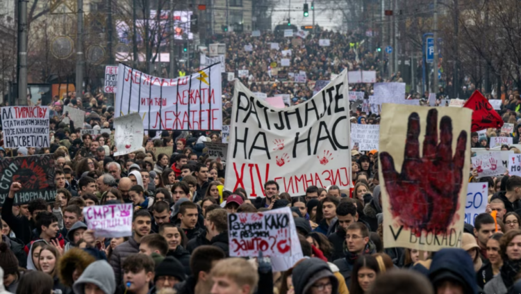 BE-ja e shqetësuar, por e heshtur për krizën në Serbi 