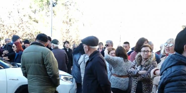 Opozita proteston sërish para bashkisë, bllokohet qarkullimi i makinave 