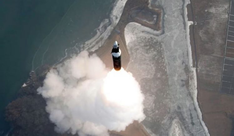 Koreja e Veriut thotë se raketa e re hipersonike do t’i “frenojë” rivalët 