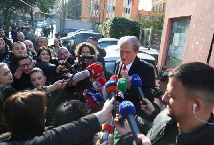 Berisha publikon regjistrimet për “Toyota Yaris” dhe Taulant Ballën: B*ndra luan dhe me Taon 