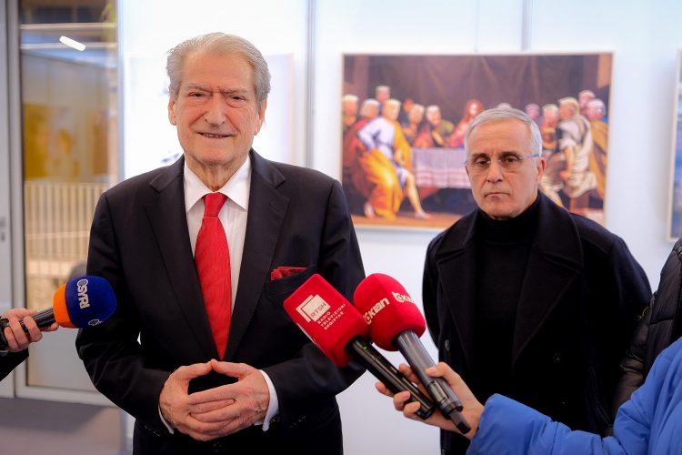 Berisha viziton ekspozitën dedikuar presidentit të SHBA-ve: Trump fitoi jo vetëm si shpëtimtar i Amerikës, por edhe i lirisë së botës