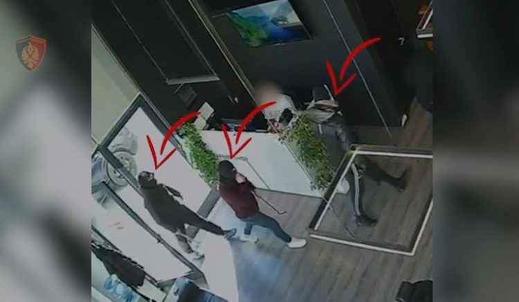 Goditën me sende të forta 48-vjeçarin në Tiranë, identifikohen 6 autorët. Dy prej tyre në pranga