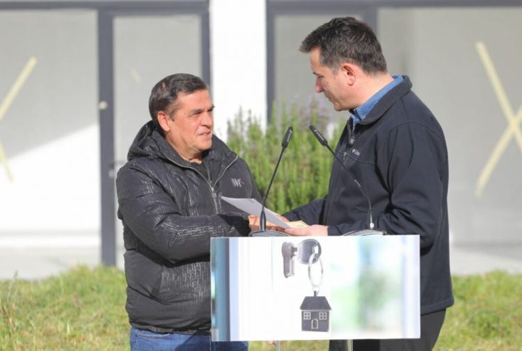 Veliaj jep certifikatat e pronësisë për familjet e “5 Majit”: I vendosur t’i çoj punët deri në fund! 