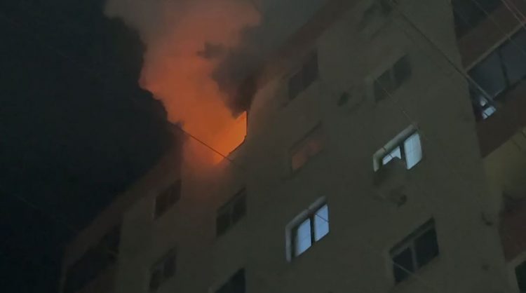 Përfshihet nga flakët apartamenti në një pallat në Lezhë