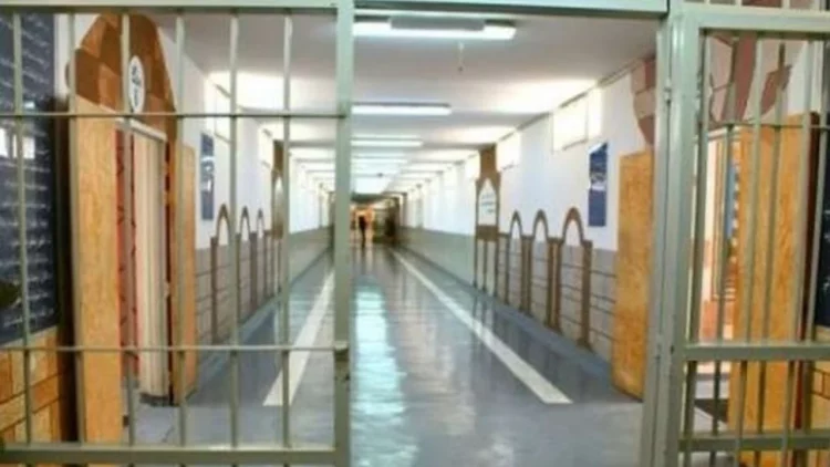 Kapet “mat” gardiani, tentoi të fuste në burgun e Fushë-Krujës kokainë dhe celularë