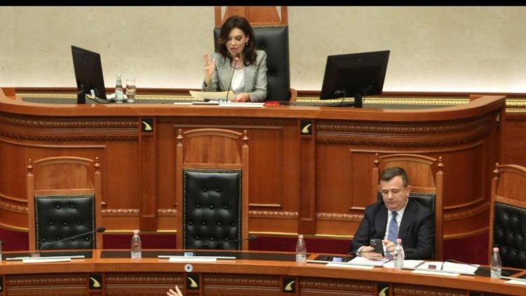 Tensionet në Kuvend/ Seanca shtyhet për të hënën, Spiropali-opozitës: Ejani me mend të tjera 