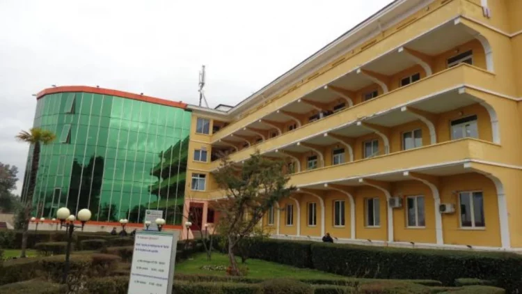 Tiranë/ I moshuari hidhet nga ndërtesa e spitalit të “Sanatoriumit”
