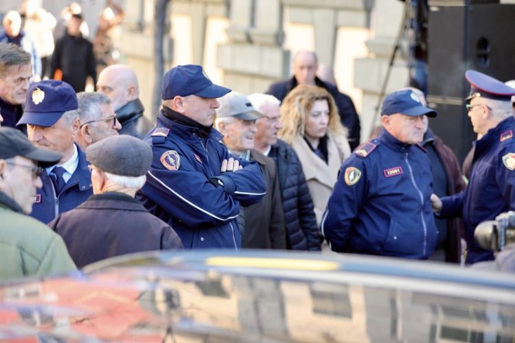 Protesta e opozitës te Bashkia e Tiranës, policia procedon në gjendje të lirë disa zyrtarë të PD-së