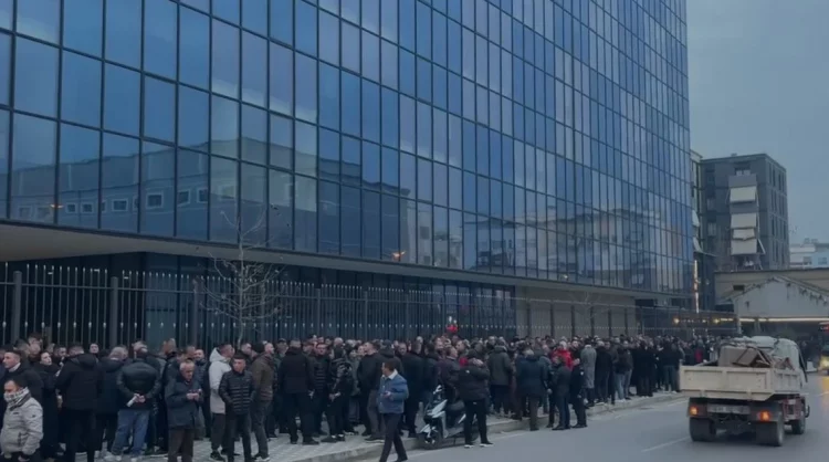 VIDEO/ Seanca në GJKKO për Veliajn, mbështetësit e kryebashkiakut vijojnë protestën para SPAK