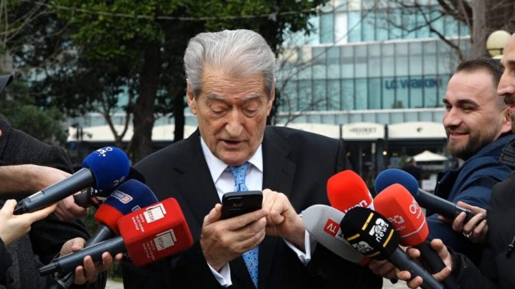“Zbërtheni kodin”, Berisha lexon disa mesazhe: Telefoni im ç’a nuk ka, është miniera…  