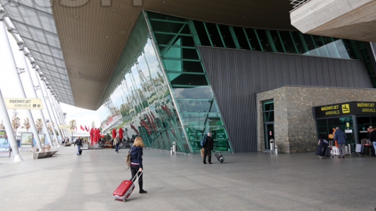 Shqiptarët po udhëtojnë më shumë, 7.9 milionë dalje gjatë 2024-ës