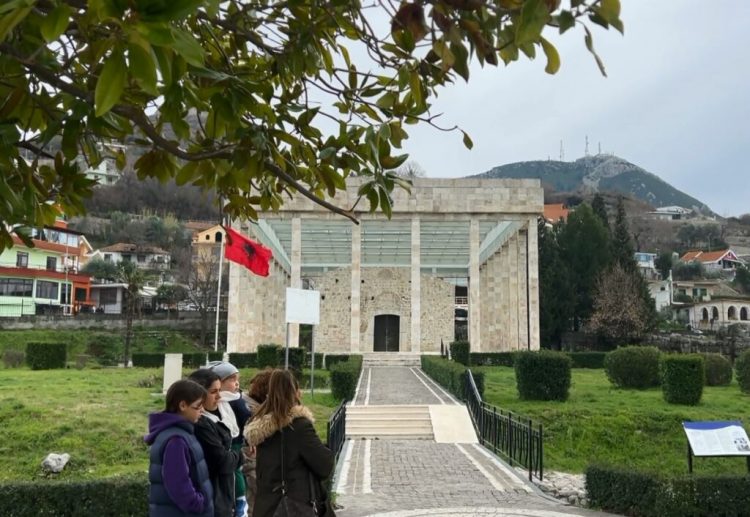 Shtatorja e Skënderbeut në qendër të Lezhës, autoritetet e konsiderojnë të vonuar