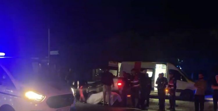 Përmet/ Makina del jashtë rruge, lëndohet drejtuesi i automjetit