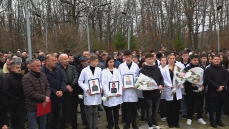 U jepet lamtumira 3 të miturve që humbën jetën nga shembja e një banese në Jabllanicë