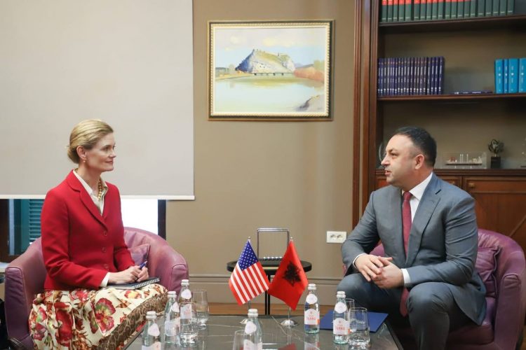Ministri Hoxha pret të Ngarkuarën me Punë të SHBA, Nancy VanHorn: Diskutuam për detyrat dhe përgjegjësitë e procesit elektoral të 11 Majit