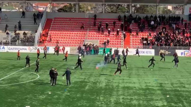 Derbi Partizani-Tirana/ Goditën me sende të forta policin, shoqërohen dy tifozë