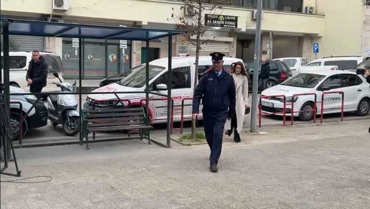 Erion Veliaj dhe Ajola Xoxa paraqiten në gjykatë/ Punonjës të bashkisë mblidhen para gjykatës në shenjë proteste