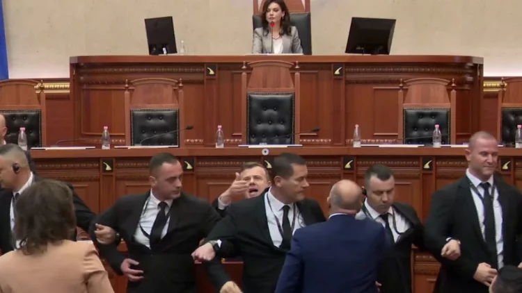 Tensione në Kuvend/ Deputetët e opozitës përplasen me gardën teksa flet Balla