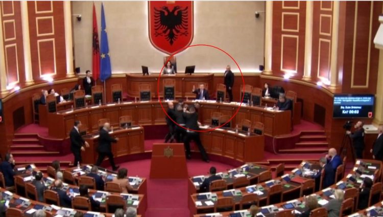 Flamur Nokën“turret” drejt Ballës/ Spiropali e përjashton dhe ndërpret seancën