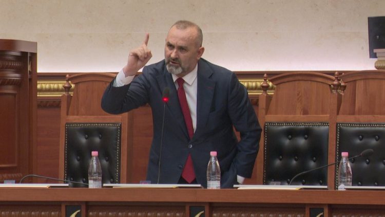 Plas sherri mes Bardhit dhe Manjës: Je budalla i certifikuar që s’di as lexim, e as këndim!