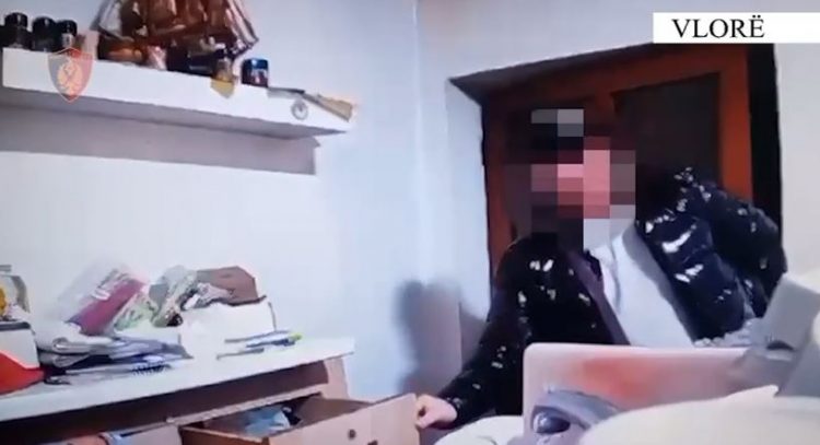 Arrestohen 2 hajdutë në Vlorë, njëri i vjedh celularin turistit