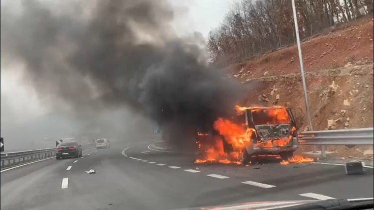 Video/ Përfshihet nga flakët furgoni në lëvizje