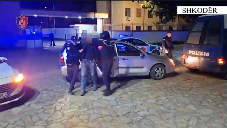 Tentoi të largohej me makinën e vjedhur, arrestohet 40-vjeçari në Shkodër