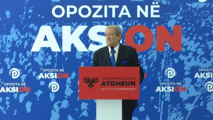 “Koha po ikën me shpejtësi”/ Berisha thirrje emigrantëve: Regjistrohuni për të firmosur ndryshimin e madh të Shqipërisë!