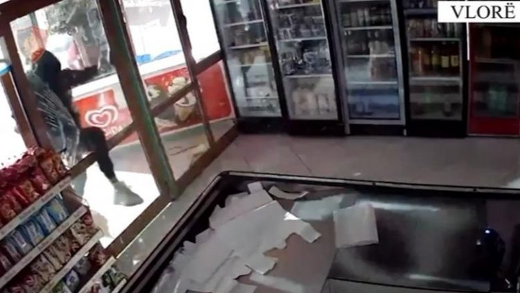 Vlorë/ Thyen xhamat e marketit dhe grabitën një shumë parash, në pranga dy persona, një tjetër në hetim