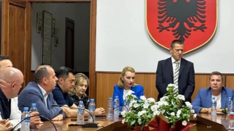 Lirohet nga detyra prefekti i qarkut të Elbasanit, ja kush do të emërohet në vend të tij