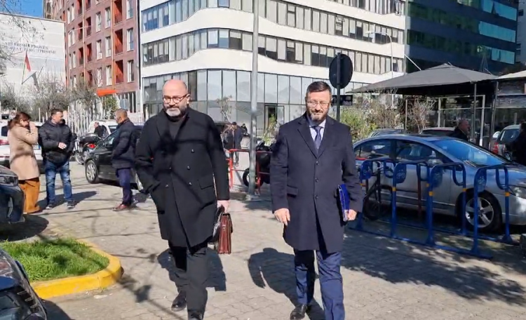 Akuzohet për shkelje të barazisë në tendera/ Deputeti i PS, Plarent Ndreca paraqitet në GJKKO