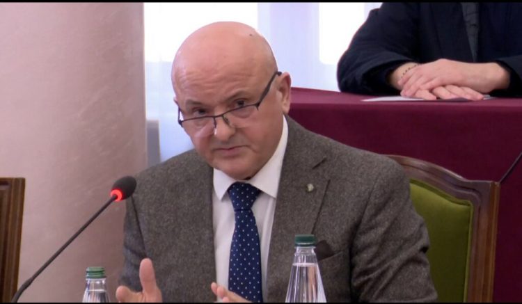 Hetimet e SPAK në UBT/ “S’jam këtu për politikë!”, rektori Sallaku: Dorëzova telefonin, nuk kam gjë për të fshehur!