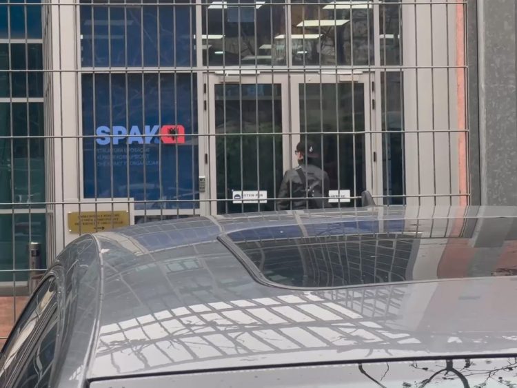 Aktori Gazmend Paja në SPAK/ Me humor pas daljes: Isha në kafe me prokurorin, pa dashje mori telefonin tim…