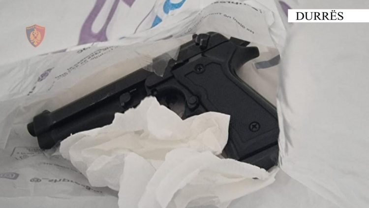 U prezantua si oficer i strukturave ligjzbatuese dhe kërcënoi me armë punonjësit e Policisë Bashkiake, arrestohet 39-vjeçari në Durrës
