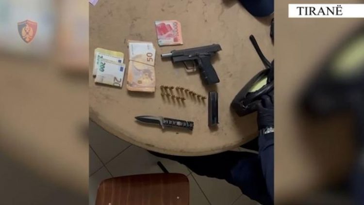 Lëvizte me taksi, i armatosur me pistoletë dhe me thikë, arrestohet në flagrancë 32-vjeçari